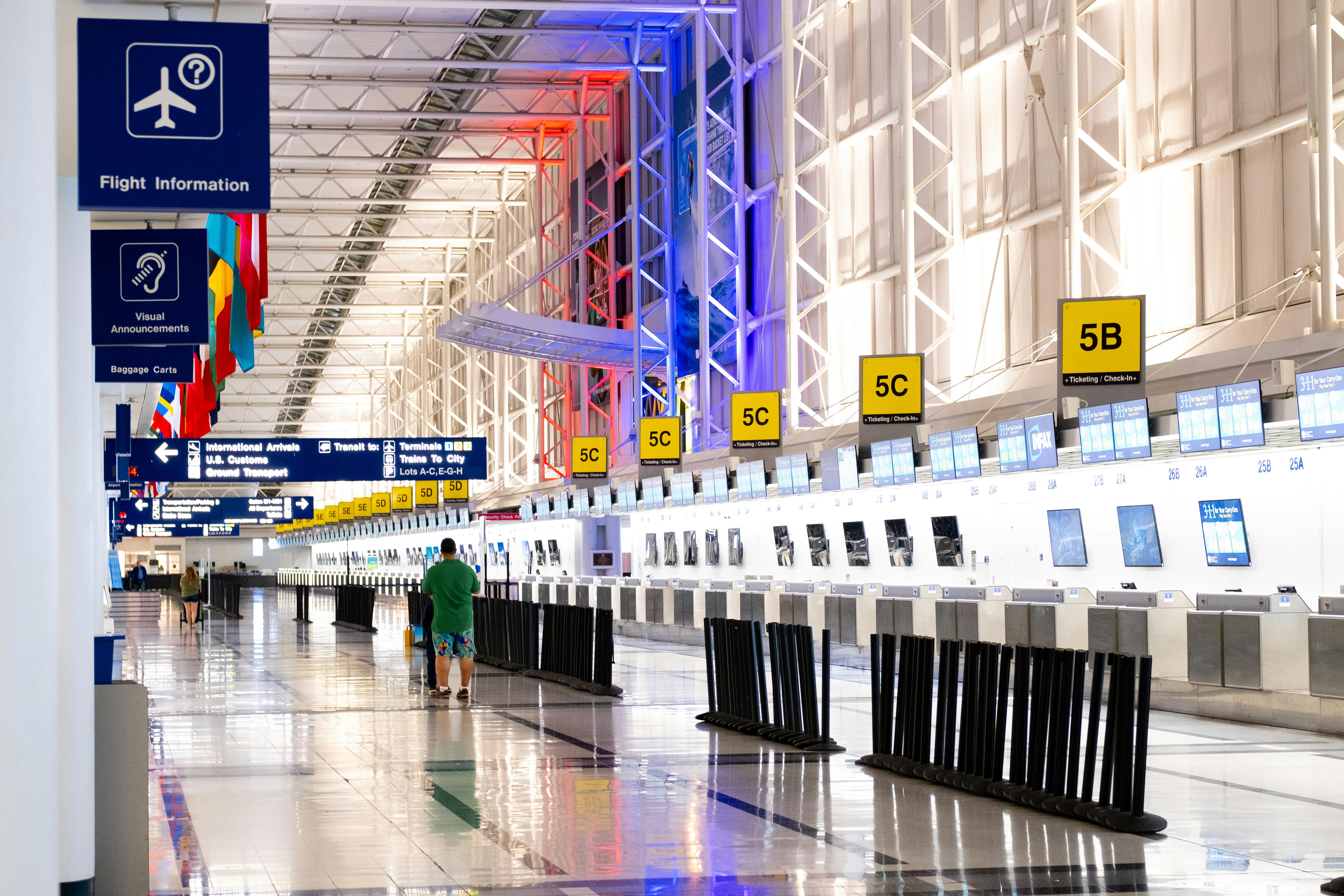 Travellers checking live airport offers in Airportica