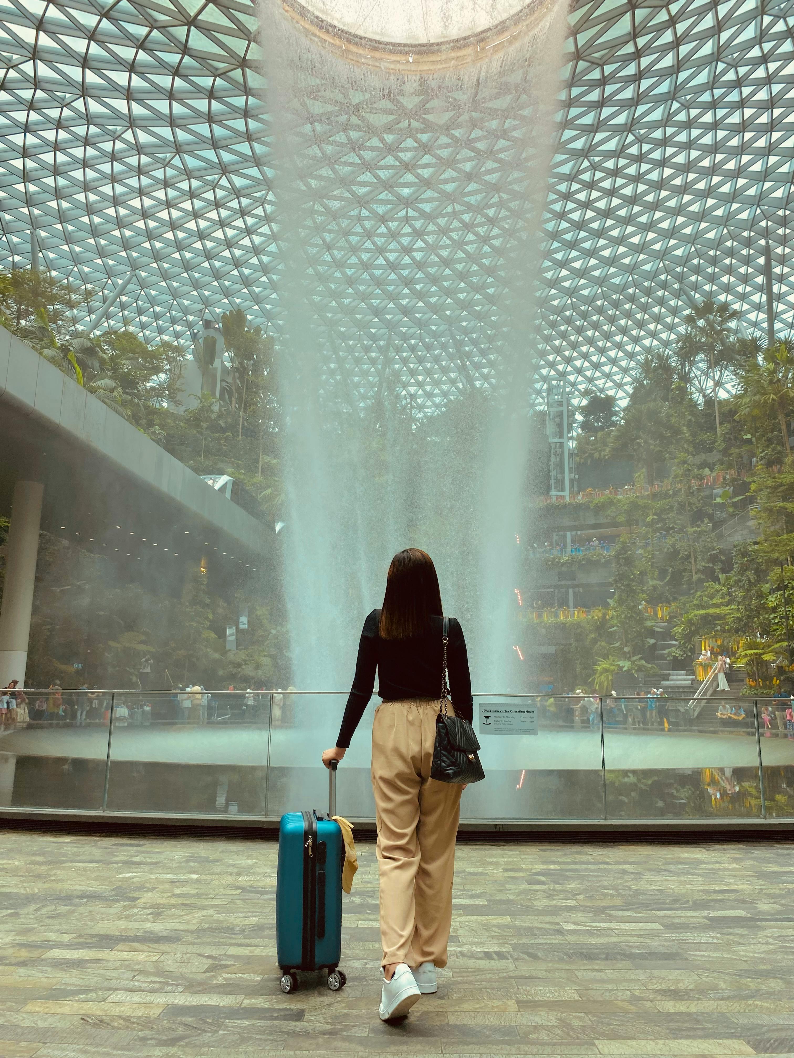 Airportica showing real-time ratings for airport shops